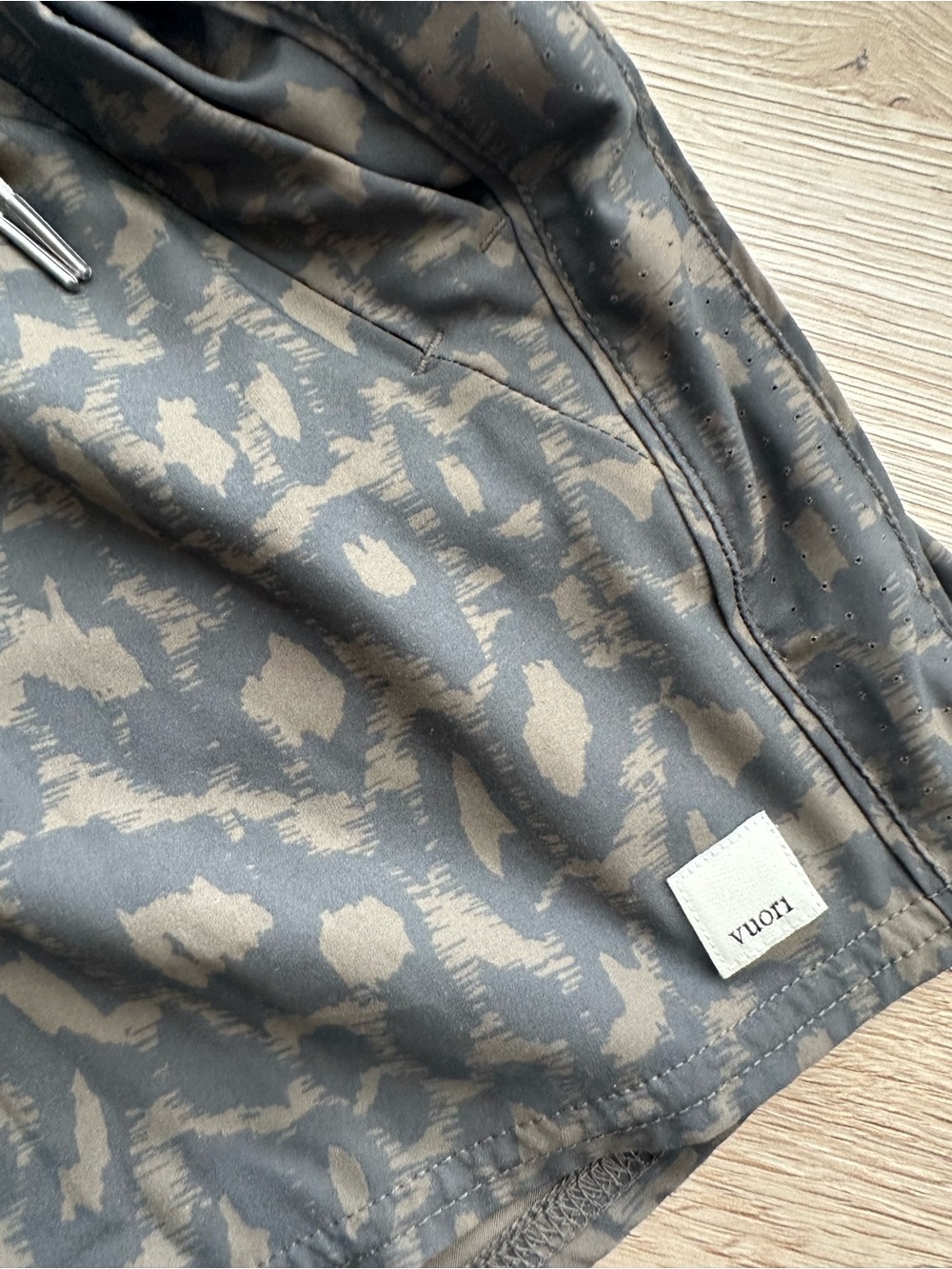 Vuori Women's Gray Camo Athletic Drawstring Elastic Waist Shorts Size Medium - Picture 3 of 3